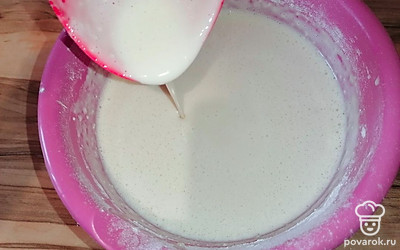 Влить молоко. Добавить муку и хорошо перемешать. Тесто должно литься тонкой струйкой. 