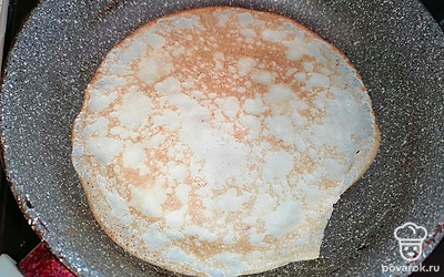 Смазать сковороду маслом, разогреть и готовить блинчики буквально 1-2 минуты.