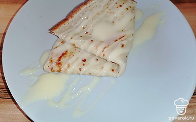 Подавать, полив сгущеным молоком.