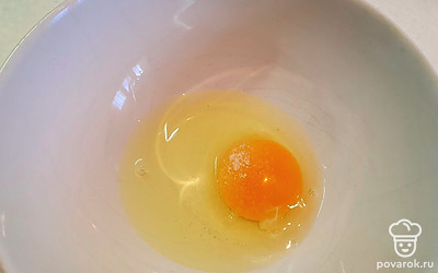Взбить яйцо с сахаром и солью. 