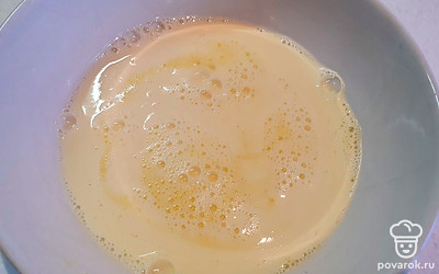 Влить молоко. 