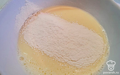 Постепенно вводить через сито муку, взбивая венчиком. 