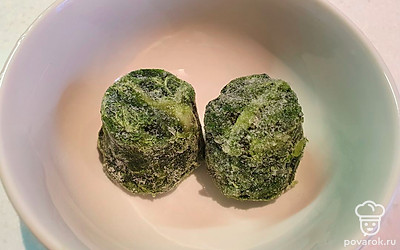 Замороженный шпинат подержать в горячей воде, затем измельчить блендером и добавить в тесто. Можно добавить чайную ложку растительного масла. 