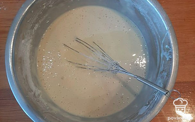 Молоко смешиваем с яйцами, добавляем сахар, соду и соль (соль и соду по половине чайной ложки). Просеиваем муку и постепенно добавляем к молоку с яйцами. Вымешиваем до тех пор, пока полностью не исчезнут комочки. Добавляем 2 столовые ложки подсолнечного масла. Еще раз перемешиваем. При жарке первого блина немного добавляем подсолнечного масла. При жарке последующих блинов подсолнечное масло на сковороду не добавляем. 