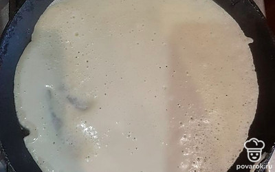 Обжариваем блин с каждой стороны примерно 1 минуту.