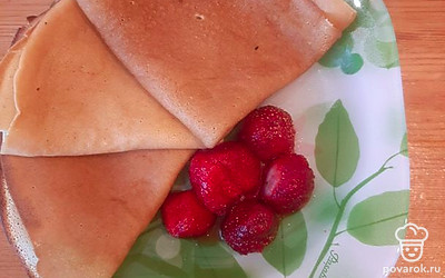 Подаем блины со сметаной или с ягодами. 