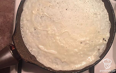 Налить на сковороду небольшое количество смеси, прожарить с двух сторон.