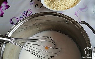 Смешать молоко, яйцо, сахар и соль. 