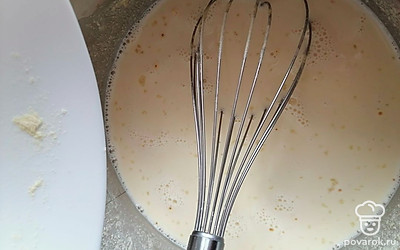 Помешивая, добавить муку. Размешать до однородной массы. 