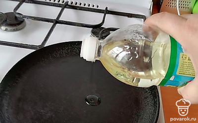Разогреть сковороду и смазать подсолнечным маслом. 