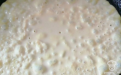 Каждый раз помешивая массу, наливать на сковороду порцию теста для блинов. 