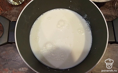 В подходящую миску выливаем кефир.