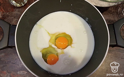 Добавляем яйца.