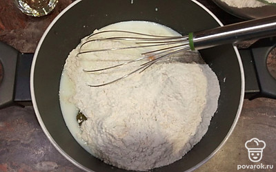 Далее добавляем муку. В это время можно вскипятить воду.