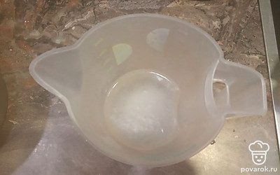 В кипяток добавляем соду и перемешиваем. После чего начинаем вливать его к основной массе тоненькой струйкой, постоянно перемешивая.