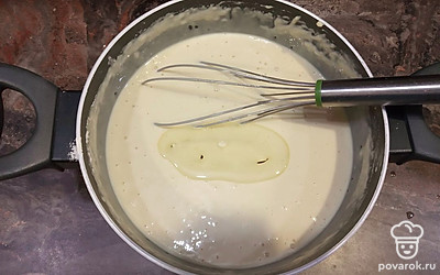 Затем добавляем растительное масло и снова все перемешиваем. Получившееся тесто оставляем настаиваться 15 минут.