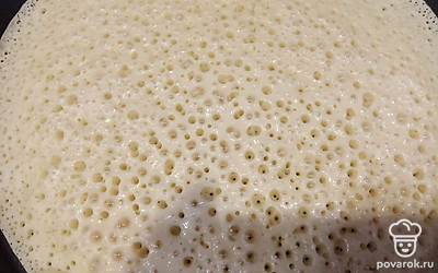 Жарим блины на раскаленной блинной сковородке (масло на сковороду добавлять не нужно) с обеих сторон до румяности.