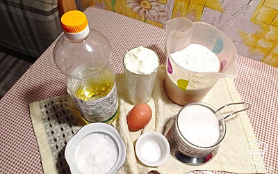Подготовить необходимые ингредиенты, вместо простокваши можно использовать кефир, обязательно комнатной температуры.