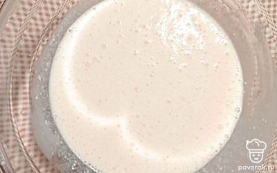 В простоквашу добавить соду, соль и сахар, аккуратно вбить яйца. Дать постоять, дождаться, пока на поверхности появятся пузырьки. 