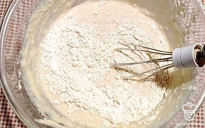 Аккуратно вмешать муку, тесто по консистенции должно напоминать сметану. После добавить растительное масло и перемешать. 