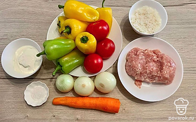 Рис заранее отварите до полуготовности. Лук и морковь очистите и промойте под проточной водой.