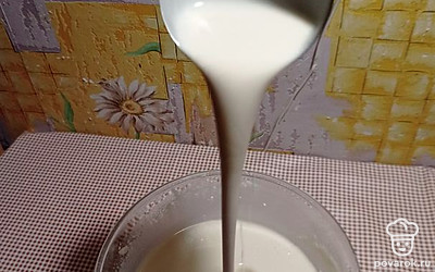 Получившееся тесто разбавить тёплым молоком, его также можно заменить тёплой водой, хорошенько перемешать. 