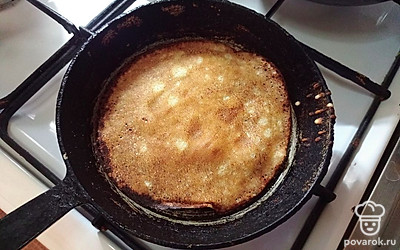 Сковороду смазать растительным маслом, далее можно масло на неё не добавлять, так как в тесте есть уже масло, разогреть её и жарить наши блинчики на умеренном огне. 