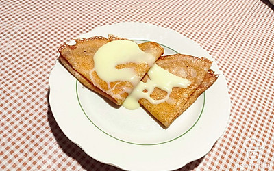 Блинчики можно подавать с чем угодно — с вареньем, сметаной, сгущенным молоком! Особенно хороши будут блинки с красной рыбкой и икрой! Приятного аппетита! 