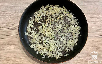 В разогретую сковороду, с добавлением масла, высыпьте нарезанный лук. Накройте крышкой и обжаривайте до золотой корочки.