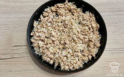 В сковороду добавьте фарш. Добавьте соль и перец по вкусу. Накройте крышкой и готовьте в течение 5-7 минут. Снимите сковороду с плиты.