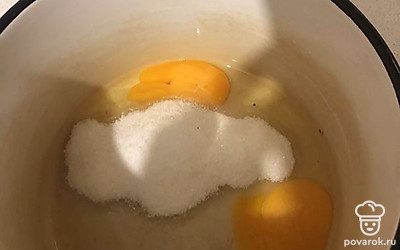 Яйцо, сахар и соль перемешать.