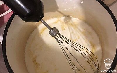 Добавить молоко и воду и взбить.