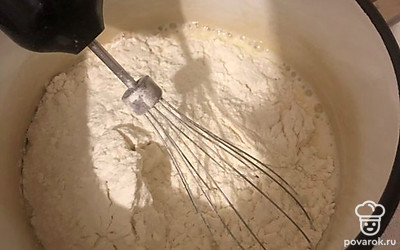 Добавить муку понемногу.