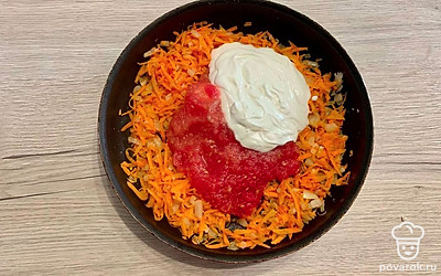Приступим к готовке соуса:В сковороде, с подсолнечным маслом, поджарьте лук. Добавьте сахар. Через несколько минут к луку отправьте морковь. Снова прожарьте 3-4 минуты. Затем добавьте перетертые помидоры, сметану и соль. Перемешайте и еще тушите несколько минут.