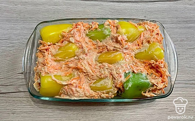 Залейте готовым соусом перец, равномерно распределите по форме и отправьте выпекаться в духовку на 40-50 минут при температуре 160˚C.