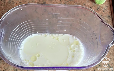 В блендере замешиваем яйца с сахаром.