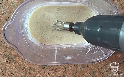 Всыпаем муку, соль, сахар, растительное масло. Все тщательно взбиваем. Тесто должно получится достаточно жидким. 