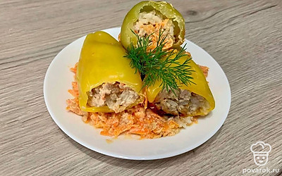 Подавайте фаршированный перец запечённый в духовке на подушке из соуса, которым покрывали начиненные перцы, и украсьте веточкой свежесрезанного укропа.