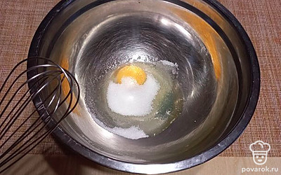 Разбейте яйцо, добавьте щепотку соли и столовую ложку сахара, взбейте венчиком.