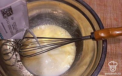 Добавьте молоко, хорошо размешайте, добавьте кипяток и быстро взбейте