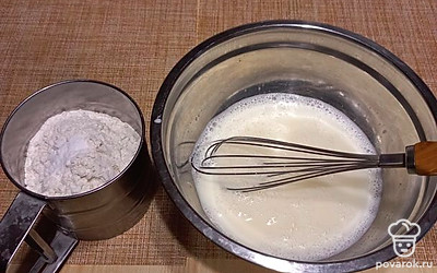 Просейте муку с добавлением соды, размешайте до однородного состояния.