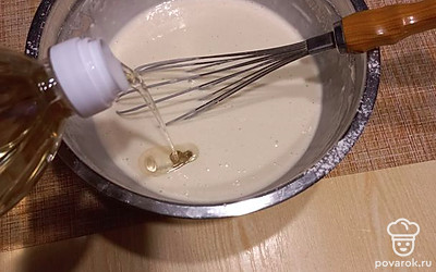 Влейте 2 ст.л. растительного масла, размешайте. Разогрейте сковороду, добавьте каплю масла и выпекайте блинчики.