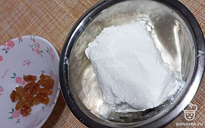 В мягкий творог добавьте предварительно промытый и замоченный изюм. Добавьте ванильный сахар по вкусу, тщательно разотрите.