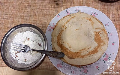 В испеченный блинчик положите 2 столовые ложки творожной начинки, сверните трубочкой.