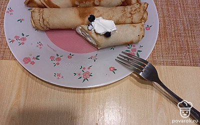 Перед подачей по желанию можно поджарить блинчики с творогом в сливочном масле. Подавайте со сметаной или вареньем. Приятного аппетита.