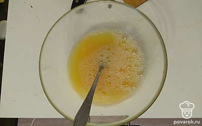 Смещайте яйца с солью и сахаром, добавьте воды, перемешайте.