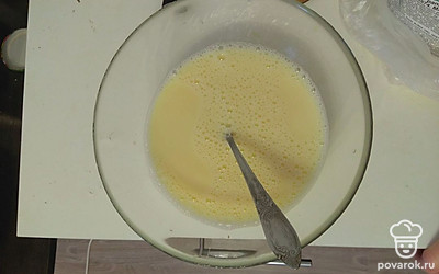 Добавьте молоко, смешайте.