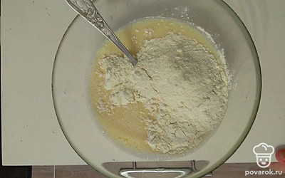 Добавьте муку и растительное масло, взбейте миксером или венчиком.