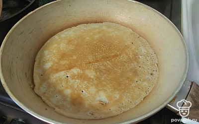 Влейте массу на разогретую сковороду и жарьте до золотистости с каждой стороны.