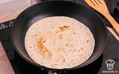 На сухой сковороде обжарьте лепешку с двух сторон.